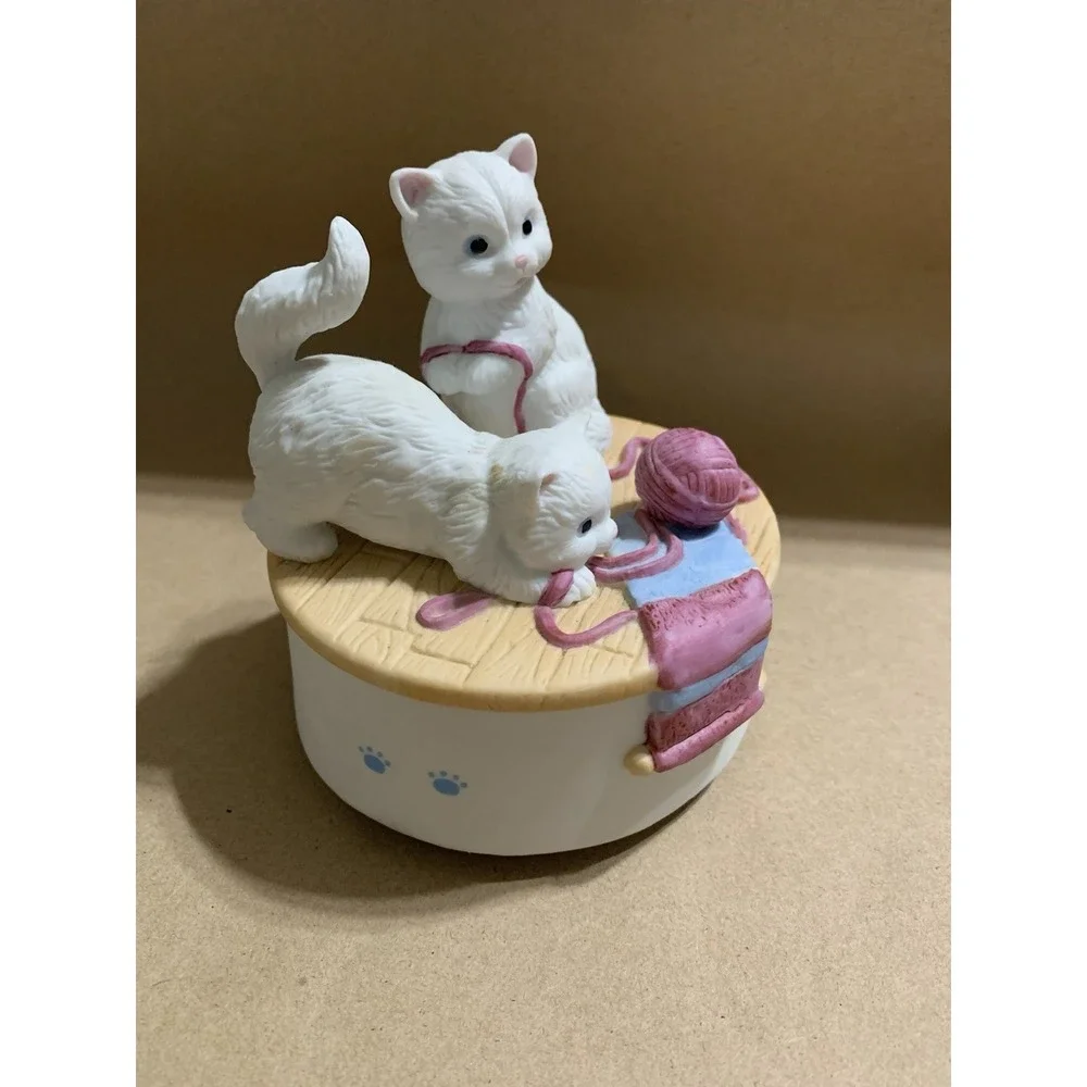 The San Francisco Music Box Company 1990 Cats Playing Yarn Musical Box WORKS